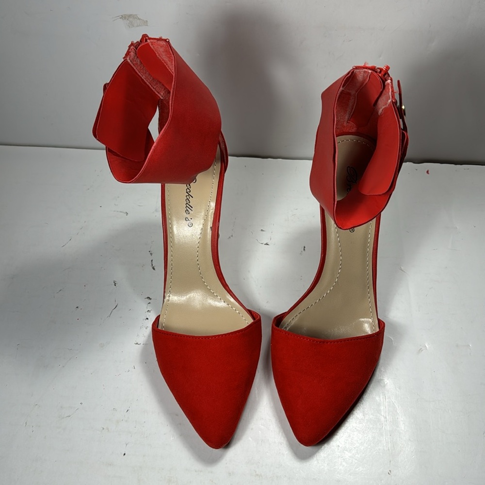 Breckelle’s Women’s Size 8 1/2 Red Pumps. Style: Ines-11